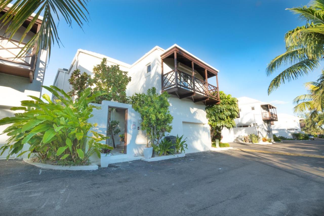 Caprice 9 - Oceanfront Villa - Gated Community With Pool แนสซอ ภายนอก รูปภาพ