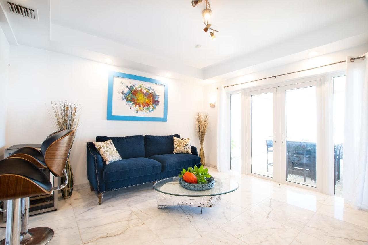Caprice 9 - Oceanfront Villa - Gated Community With Pool แนสซอ ภายนอก รูปภาพ